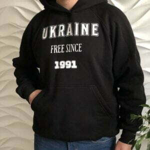 Худі чорного кольору з принтом на якому напис "Ukraine free since 1991"