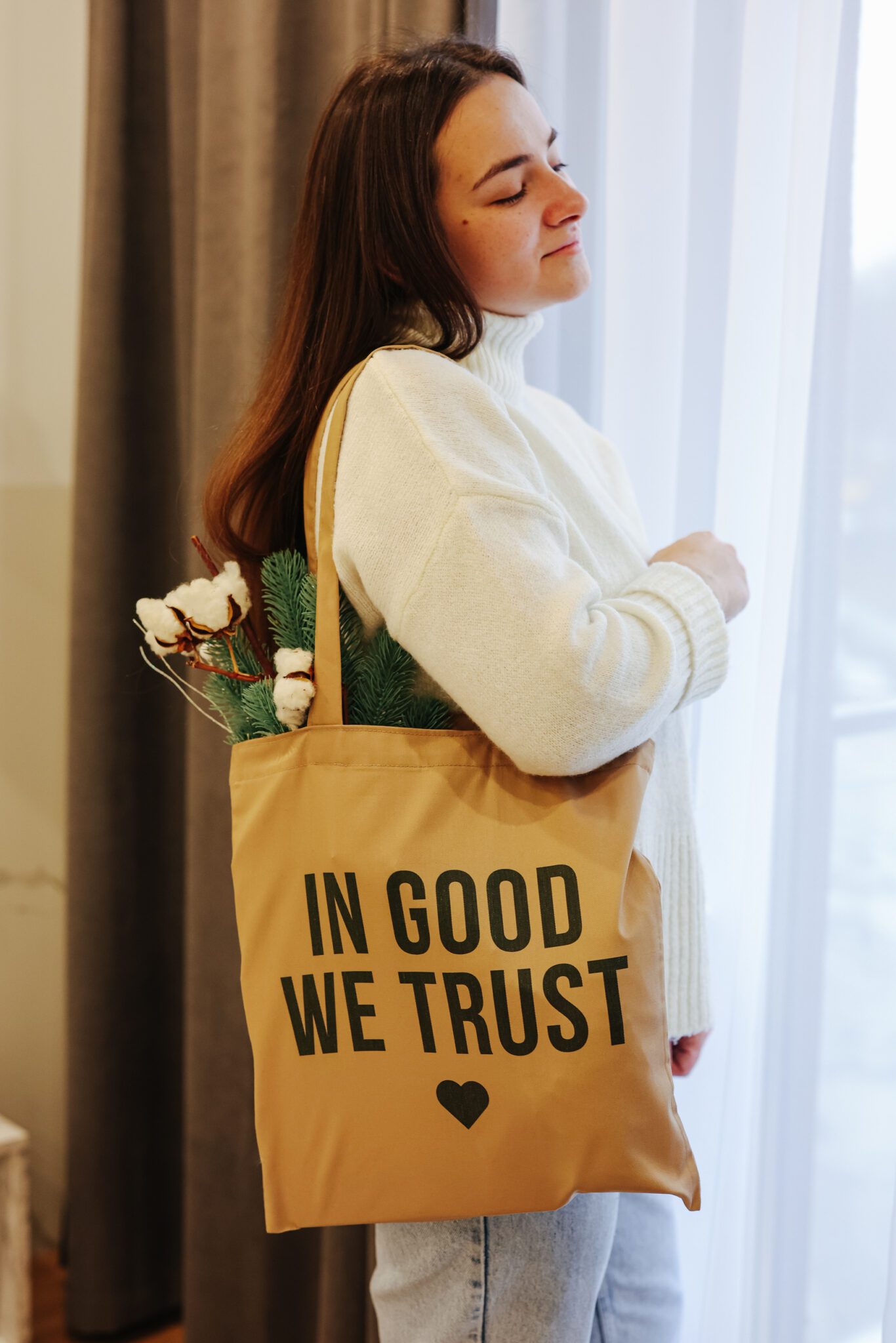 Шопер з принтом "In good we trust" - стильний та практичний аксесуар. Зображення показує шопер з ексклюзивним принтом "In good we trust". Ручки для носіння забезпечують зручність та комфорт, а місткий внутрішній відділ дозволяє зберігати необхідні речі під час прогулянок або походів по магазинах. Цей шопер відмінно підходить для щоденного використання та створить неповторний образ.