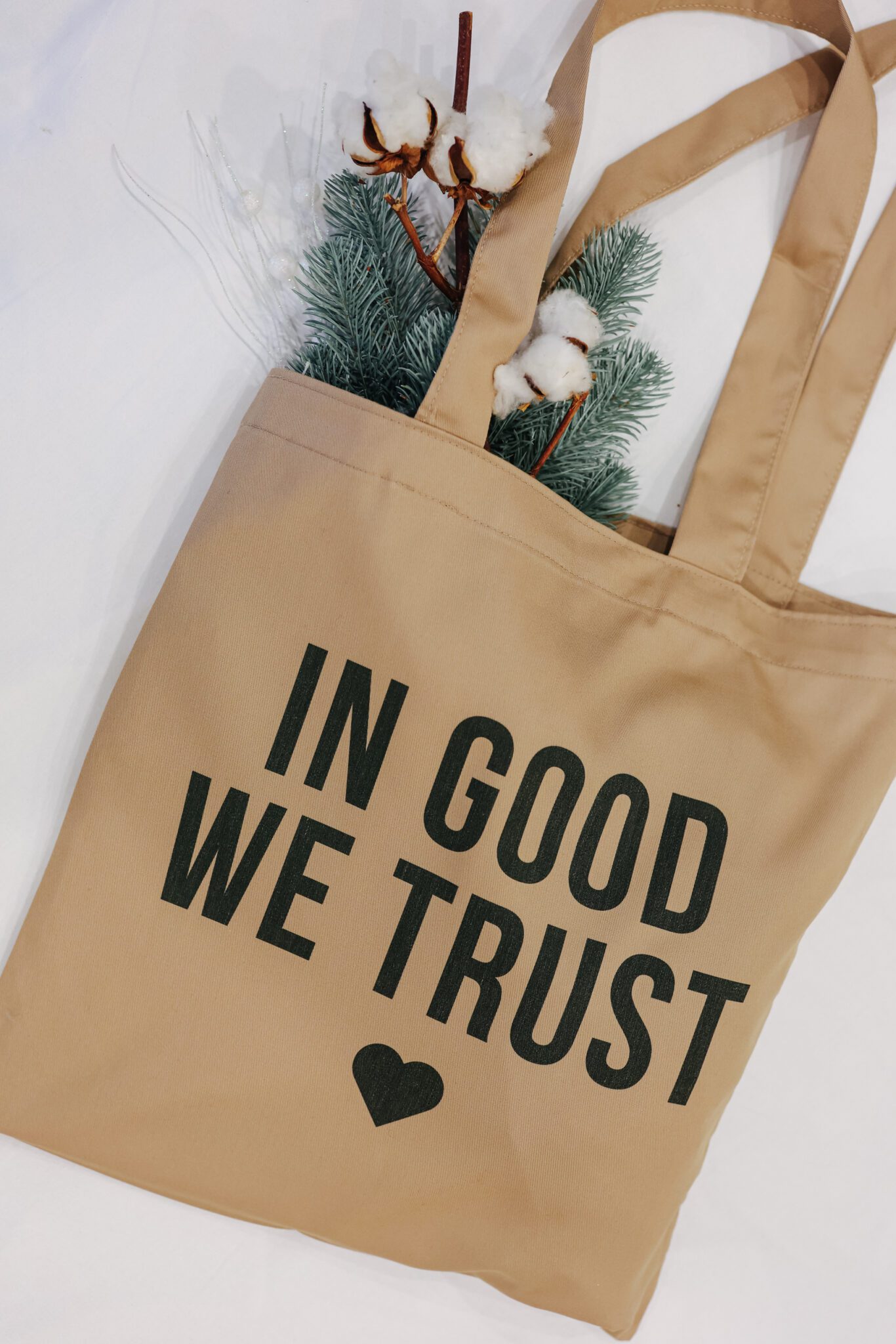 Шопер з принтом "In good we trust" - стильний та практичний аксесуар. Зображення показує шопер з ексклюзивним принтом "In good we trust". Ручки для носіння забезпечують зручність та комфорт, а місткий внутрішній відділ дозволяє зберігати необхідні речі під час прогулянок або походів по магазинах. Цей шопер відмінно підходить для щоденного використання та створить неповторний образ.