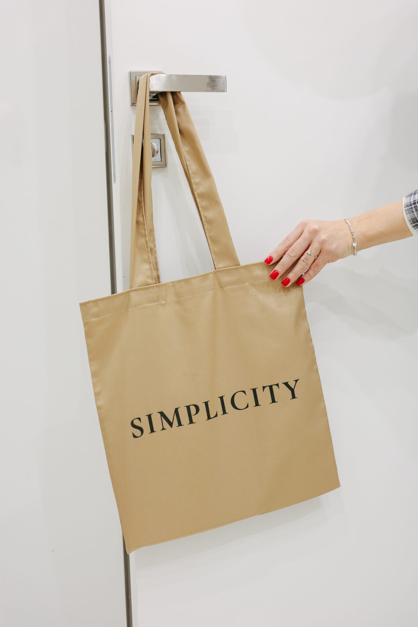 Шопер Simplicity - стильний та практичний аксесуар. Зображення показує шопер з ексклюзивним принтом Simplicity. Ручки для носіння забезпечують зручність та комфорт, а місткий внутрішній відділ дозволяє зберігати необхідні речі під час прогулянок або походів по магазинах. Цей шопер відмінно підходить для щоденного використання та створить неповторний образ.