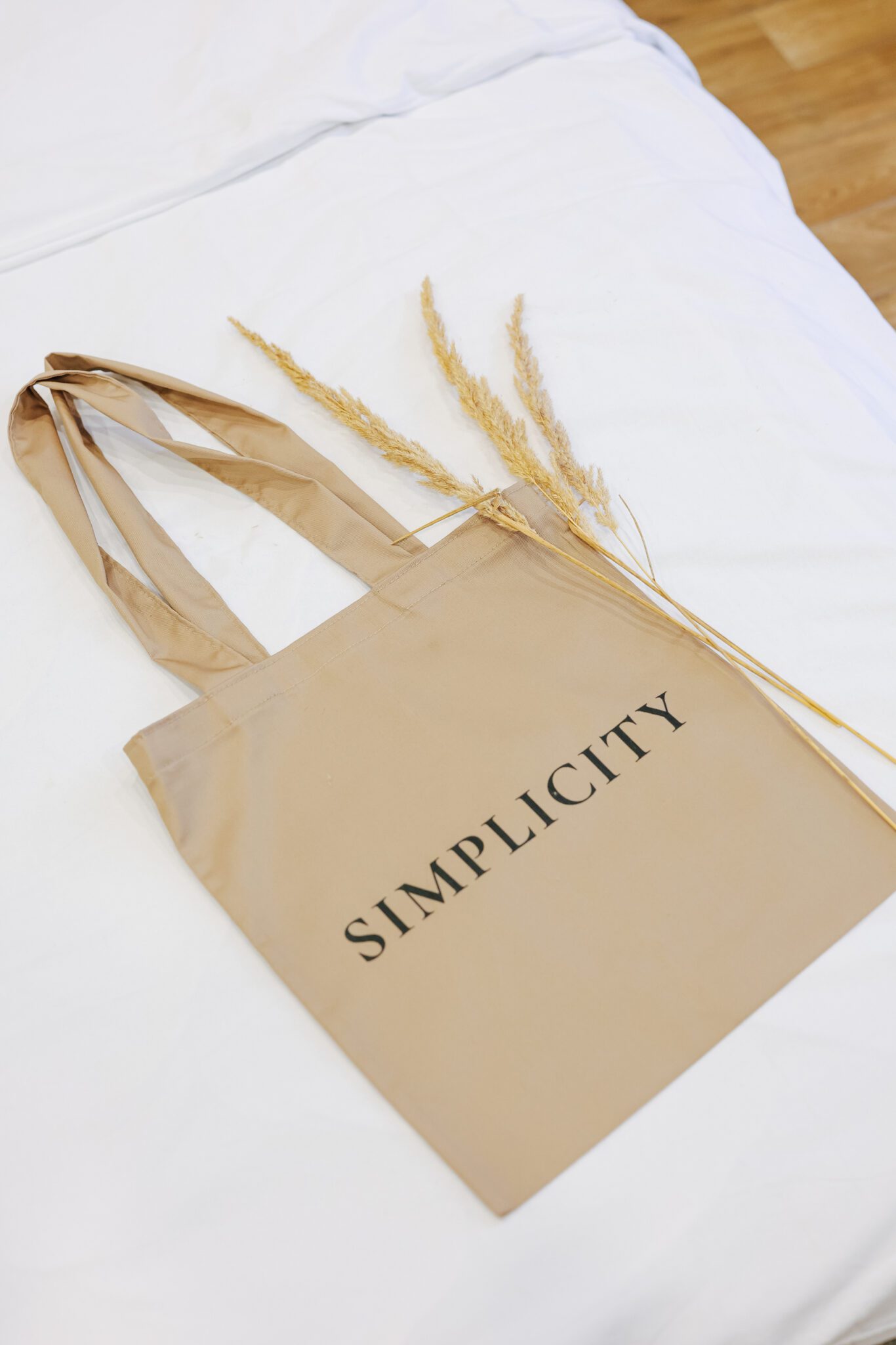 Шопер Simplicity - стильний та практичний аксесуар. Зображення показує шопер з ексклюзивним принтом Simplicity. Ручки для носіння забезпечують зручність та комфорт, а місткий внутрішній відділ дозволяє зберігати необхідні речі під час прогулянок або походів по магазинах. Цей шопер відмінно підходить для щоденного використання та створить неповторний образ.