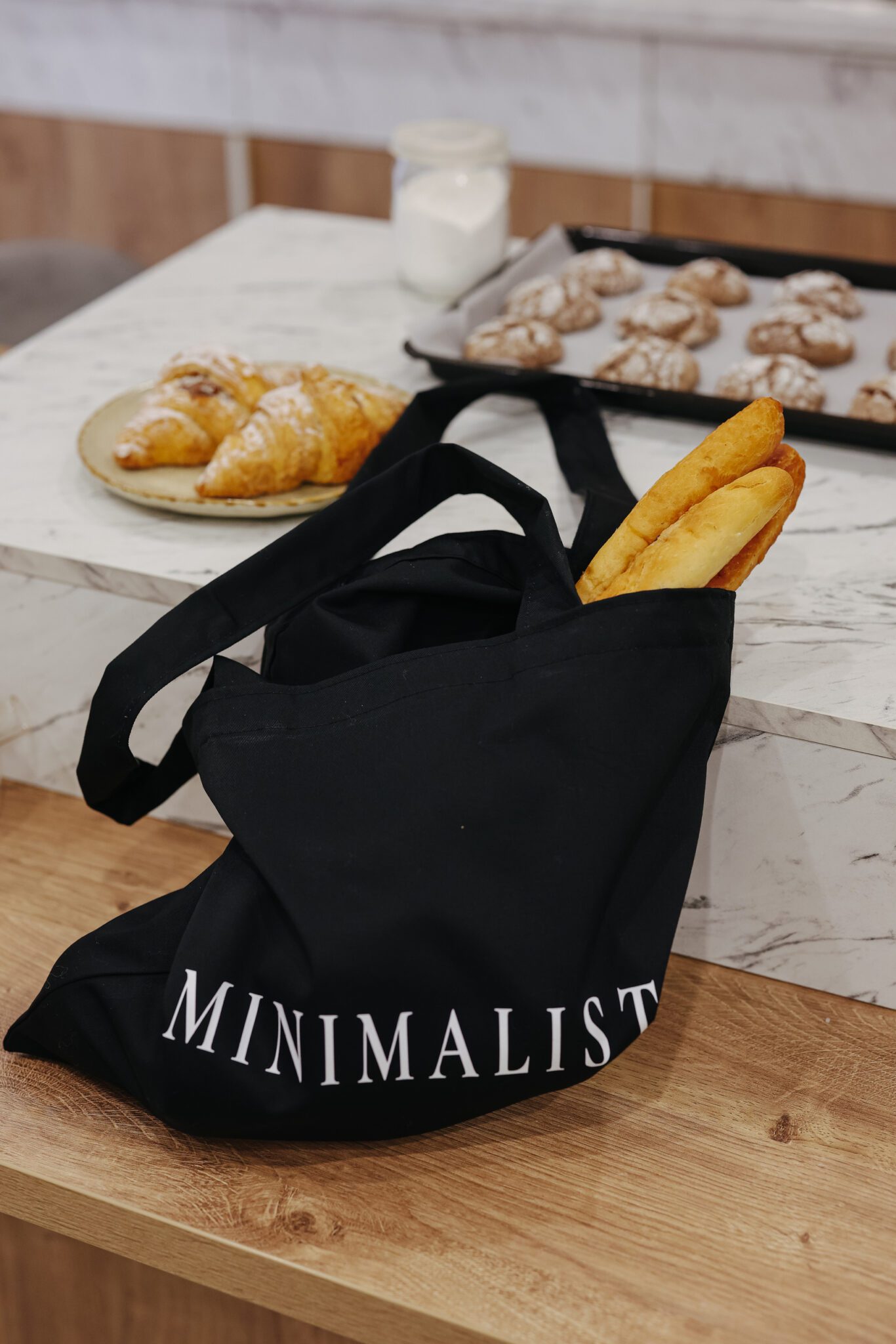 Шопер Minimalist - стильний та практичний аксесуар. Зображення показує шопер з ексклюзивним принтом Minimalist. Ручки для носіння забезпечують зручність та комфорт, а місткий внутрішній відділ дозволяє зберігати необхідні речі під час прогулянок або походів по магазинах. Цей шопер відмінно підходить для щоденного використання та створить неповторний образ.