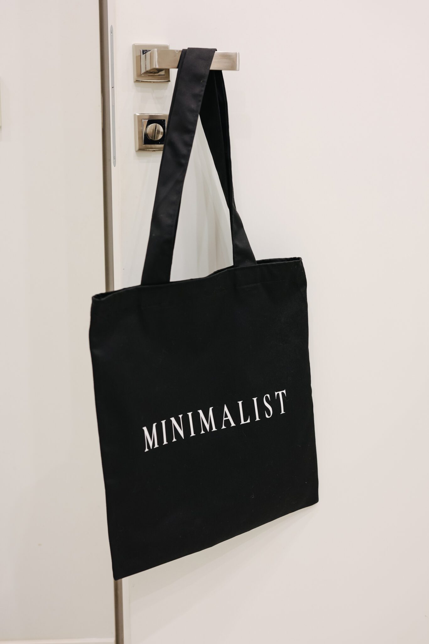 Шопер Minimalist - стильний та практичний аксесуар. Зображення показує шопер з ексклюзивним принтом Minimalist. Ручки для носіння забезпечують зручність та комфорт, а місткий внутрішній відділ дозволяє зберігати необхідні речі під час прогулянок або походів по магазинах. Цей шопер відмінно підходить для щоденного використання та створить неповторний образ.
